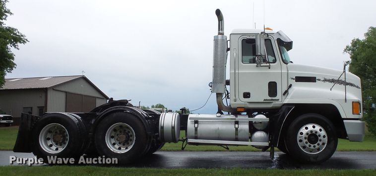 image for item DC4528 2001 Mack CH613 semi truck