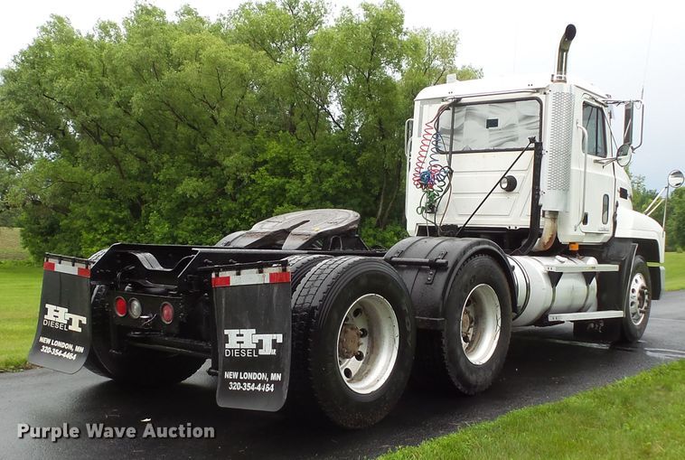 image for item DC4528 2001 Mack CH613 semi truck