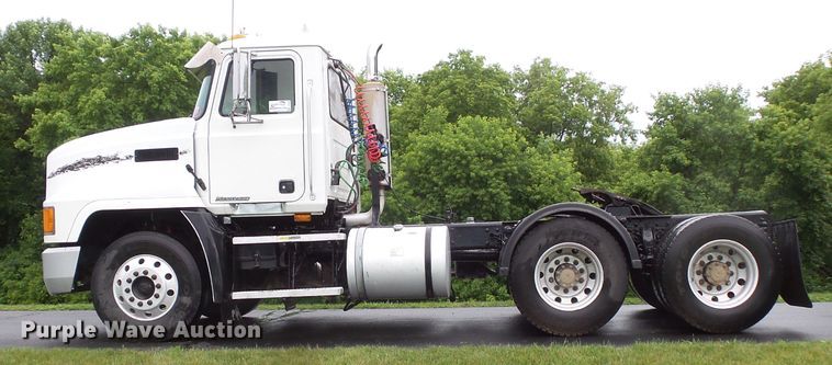 image for item DC4528 2001 Mack CH613 semi truck