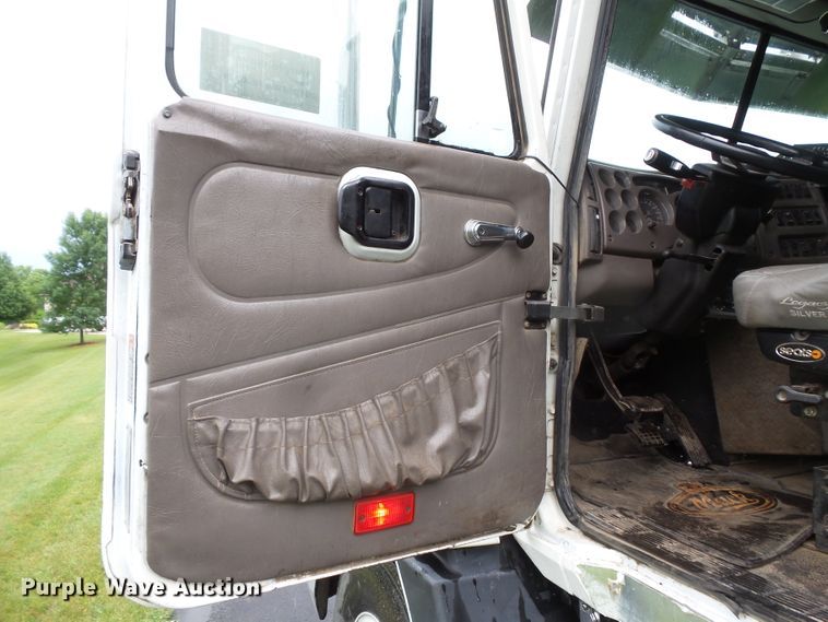 image for item DC4528 2001 Mack CH613 semi truck