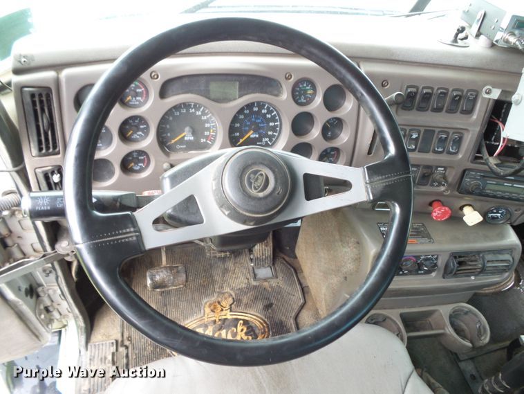 image for item DC4528 2001 Mack CH613 semi truck