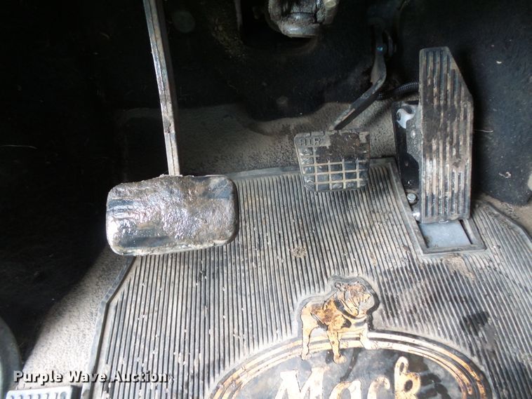 image for item DC4528 2001 Mack CH613 semi truck