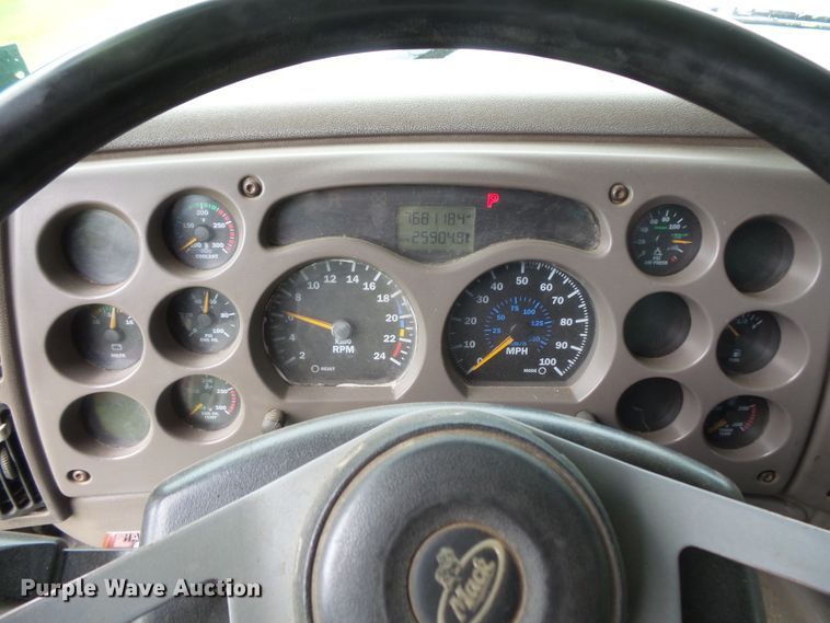 image for item DC4528 2001 Mack CH613 semi truck