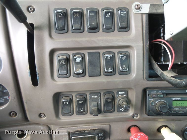 image for item DC4528 2001 Mack CH613 semi truck