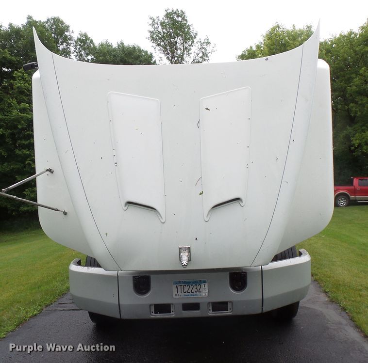 image for item DC4528 2001 Mack CH613 semi truck