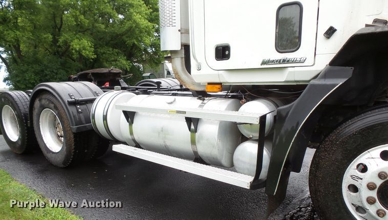 image for item DC4528 2001 Mack CH613 semi truck