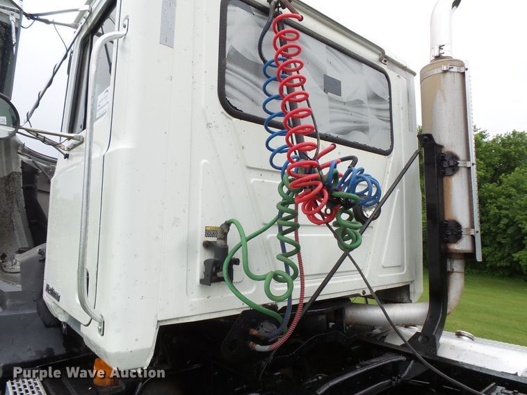 image for item DC4528 2001 Mack CH613 semi truck