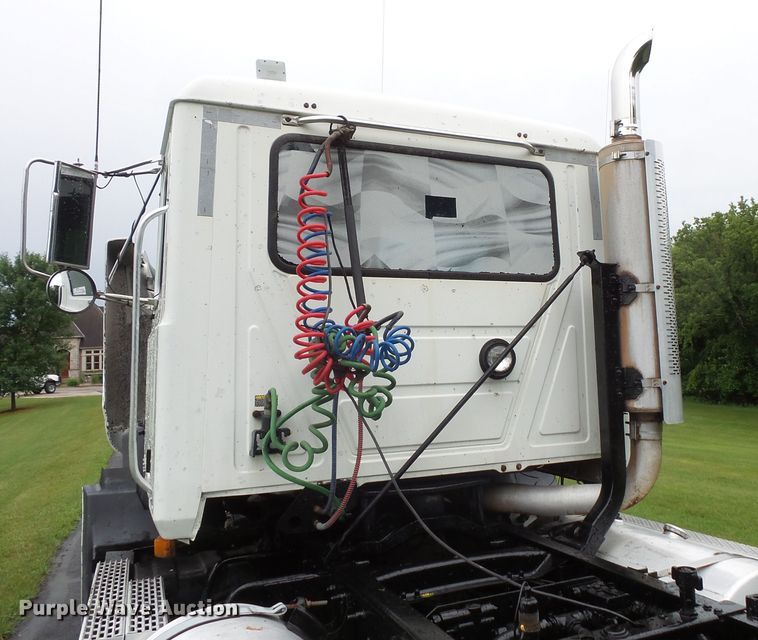 image for item DC4528 2001 Mack CH613 semi truck