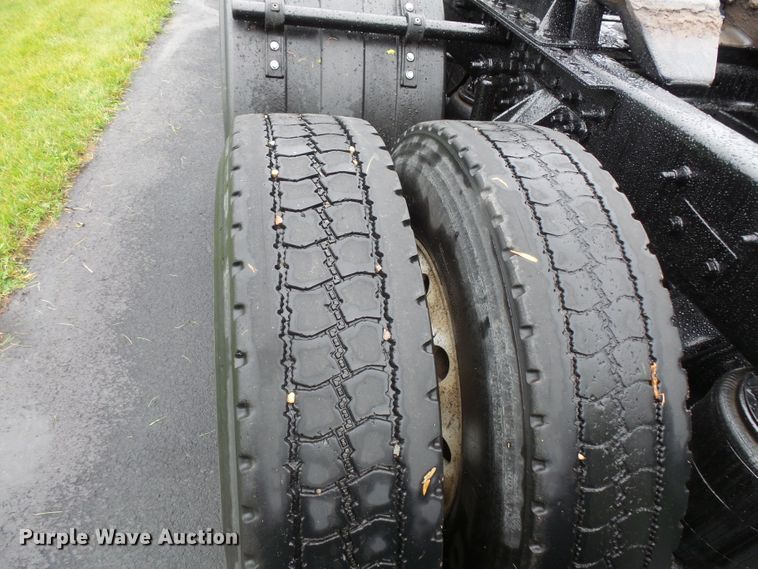 image for item DC4528 2001 Mack CH613 semi truck