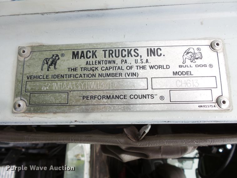image for item DC4528 2001 Mack CH613 semi truck