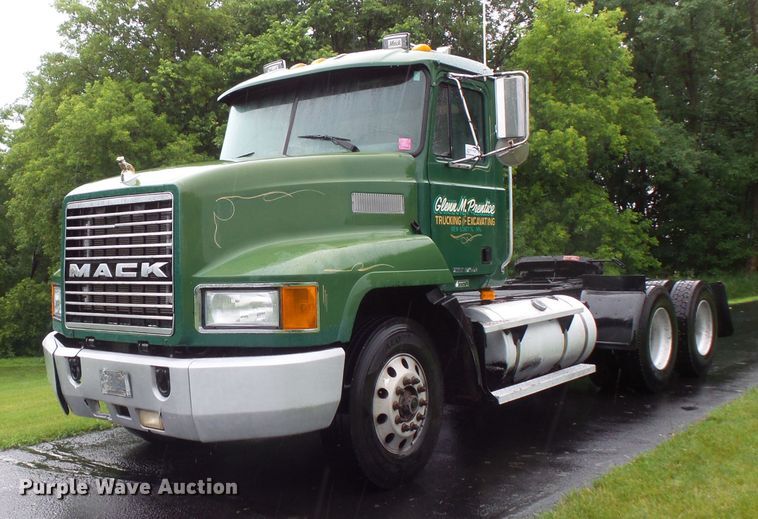 image for item DC4532 1995 Mack CH613 semi truck