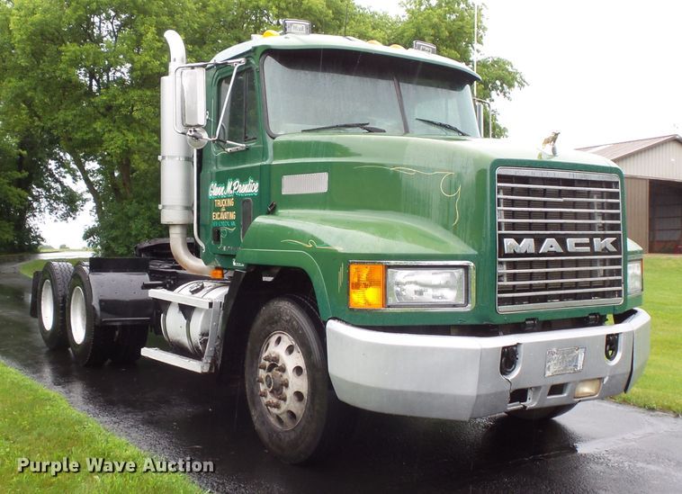 image for item DC4532 1995 Mack CH613 semi truck
