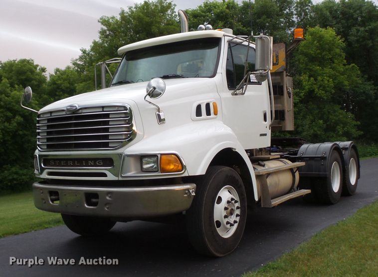image for item DC4533 2007 Sterling L-Line semi truck