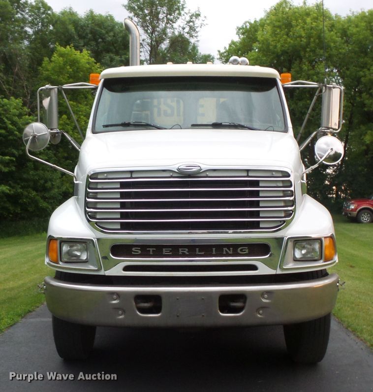 image for item DC4533 2007 Sterling L-Line semi truck