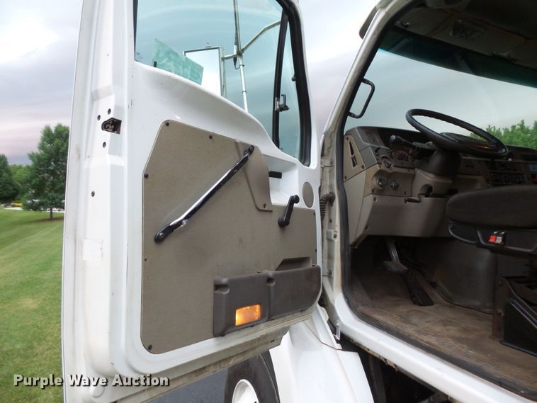 image for item DC4533 2007 Sterling L-Line semi truck