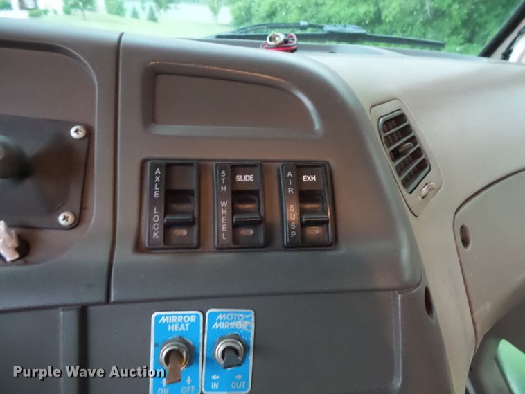 image for item DC4533 2007 Sterling L-Line semi truck