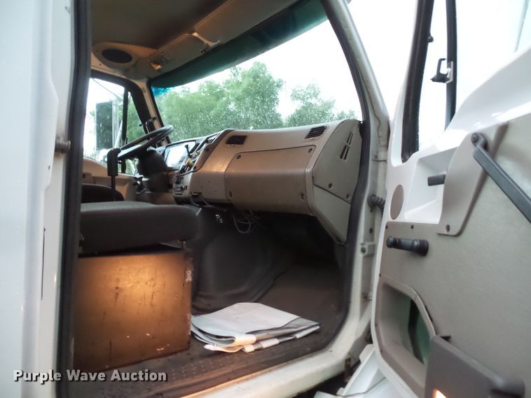 image for item DC4533 2007 Sterling L-Line semi truck