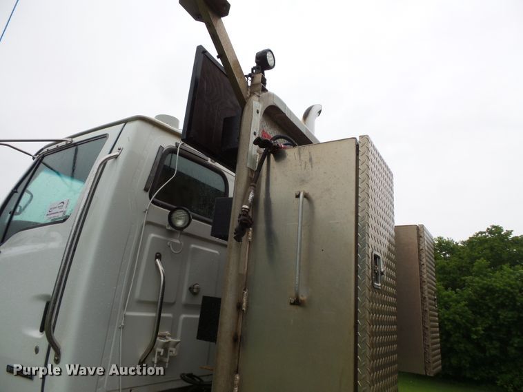 image for item DC4533 2007 Sterling L-Line semi truck