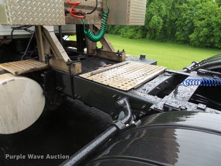 image for item DC4533 2007 Sterling L-Line semi truck