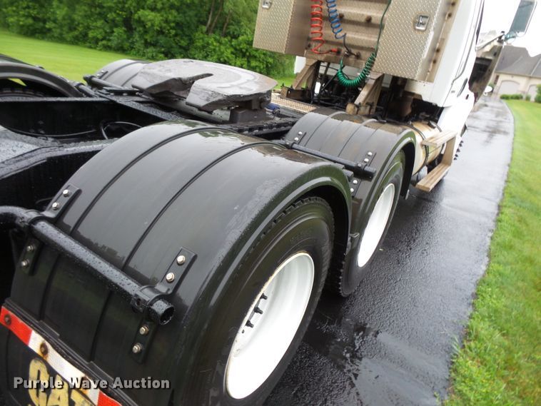 image for item DC4533 2007 Sterling L-Line semi truck