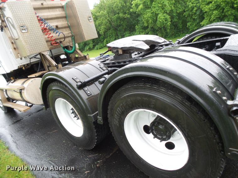 image for item DC4533 2007 Sterling L-Line semi truck