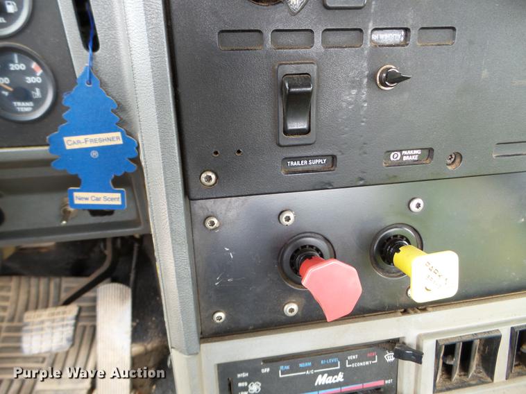 image for item DC4609 1991 Mack CH613 semi truck