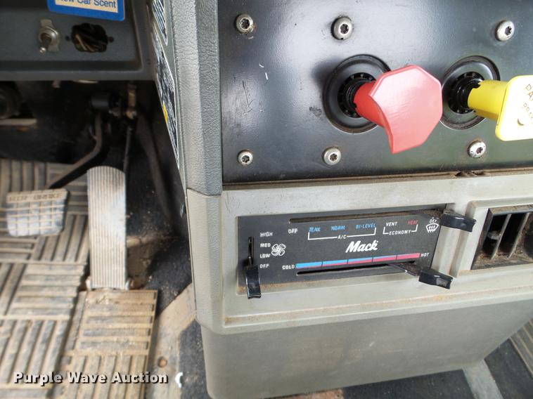 image for item DC4609 1991 Mack CH613 semi truck