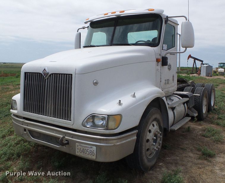 image for item DC5137 2004 International 9400 semi truck