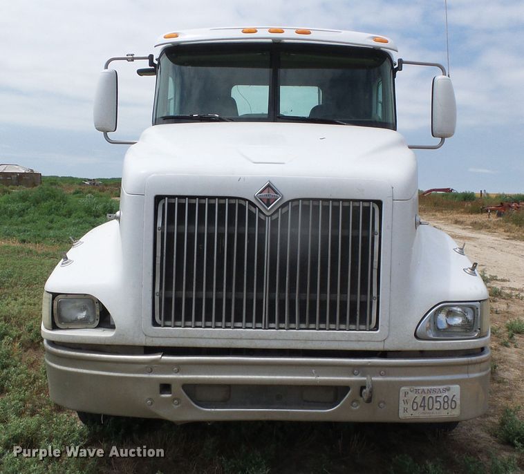 image for item DC5137 2004 International 9400 semi truck