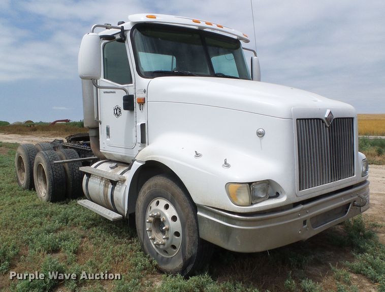 image for item DC5137 2004 International 9400 semi truck