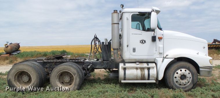 image for item DC5137 2004 International 9400 semi truck