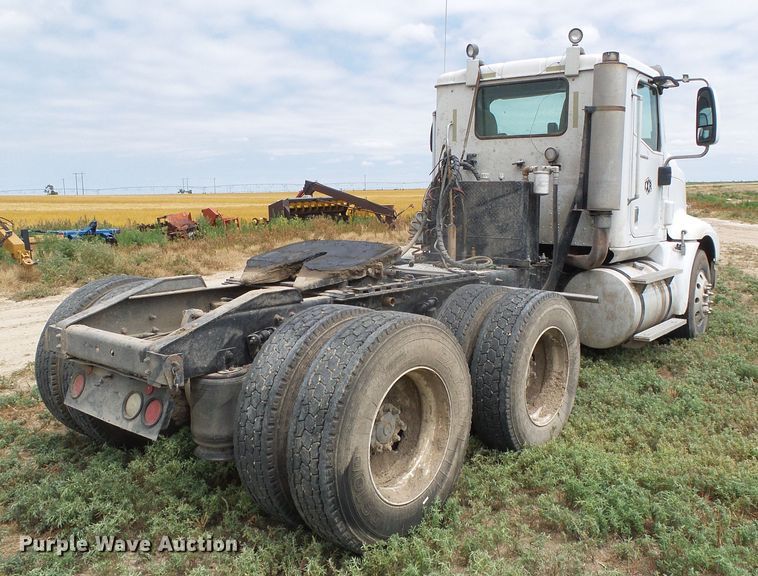 image for item DC5137 2004 International 9400 semi truck