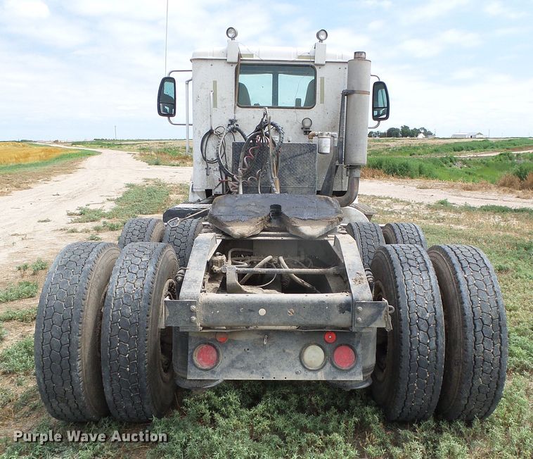 image for item DC5137 2004 International 9400 semi truck