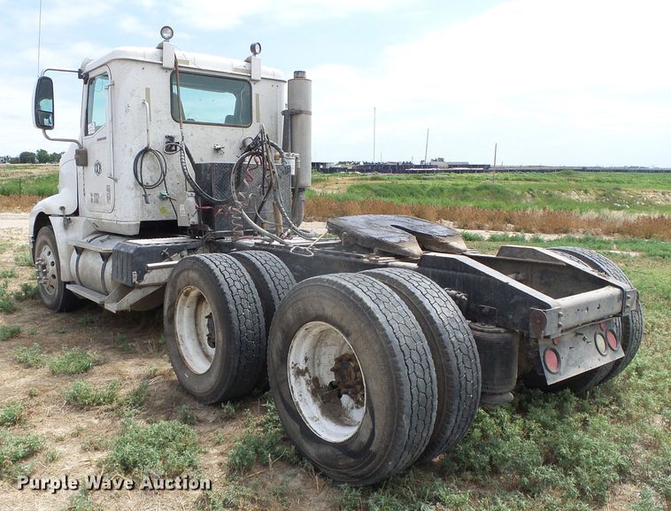 image for item DC5137 2004 International 9400 semi truck