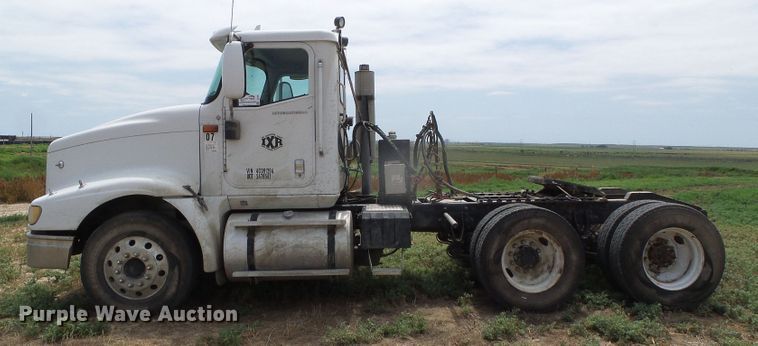 image for item DC5137 2004 International 9400 semi truck