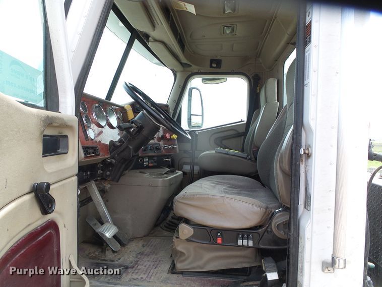 image for item DC5137 2004 International 9400 semi truck