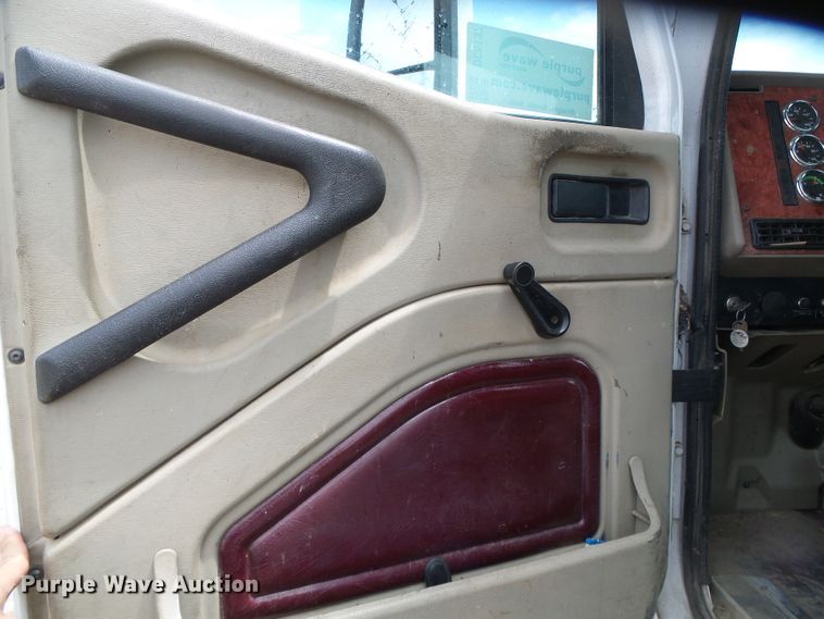 image for item DC5137 2004 International 9400 semi truck