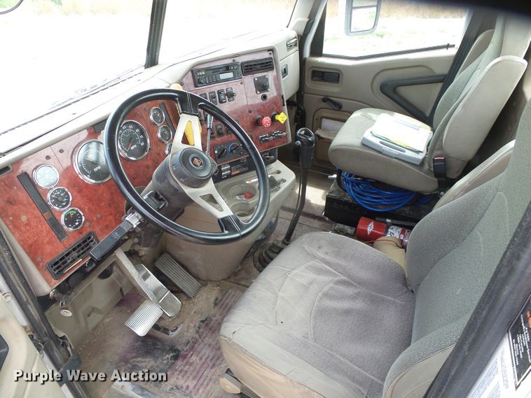 image for item DC5137 2004 International 9400 semi truck