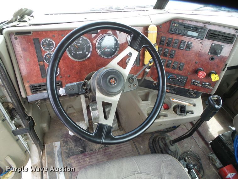 image for item DC5137 2004 International 9400 semi truck