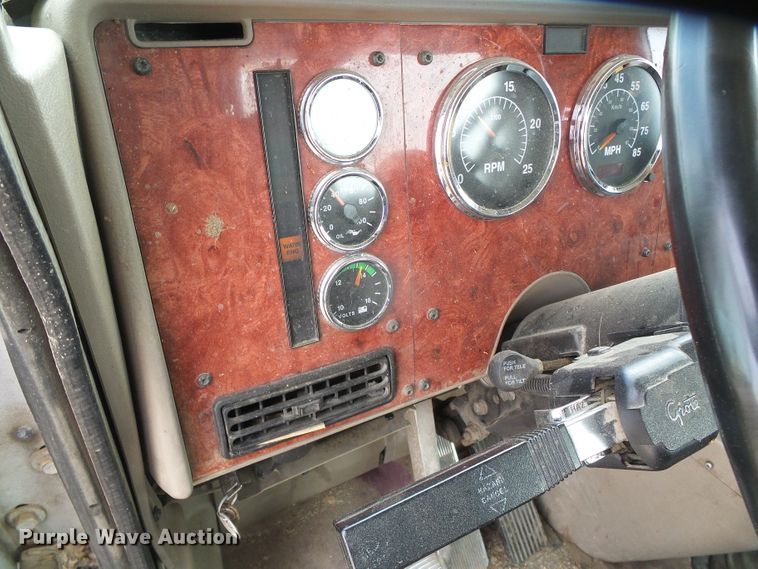 image for item DC5137 2004 International 9400 semi truck