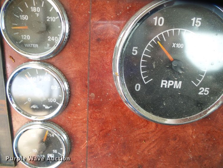 image for item DC5137 2004 International 9400 semi truck