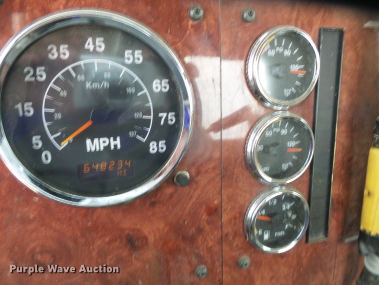 image for item DC5137 2004 International 9400 semi truck