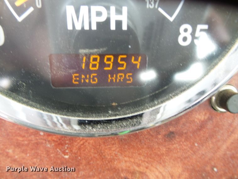 image for item DC5137 2004 International 9400 semi truck