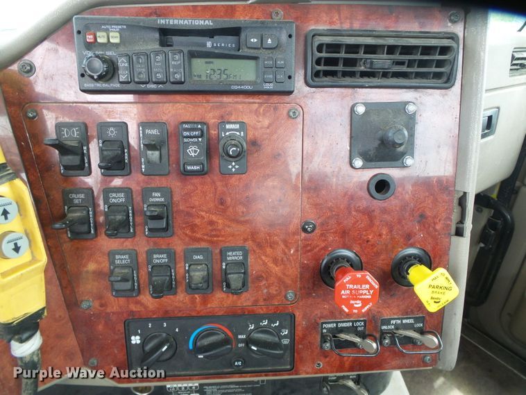 image for item DC5137 2004 International 9400 semi truck