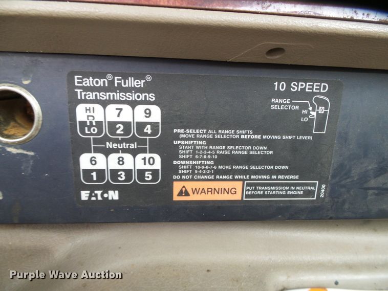 image for item DC5137 2004 International 9400 semi truck