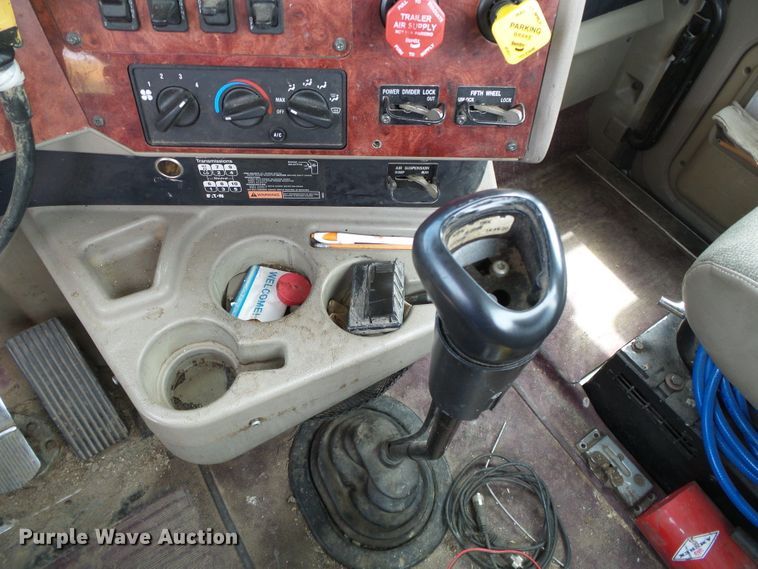 image for item DC5137 2004 International 9400 semi truck