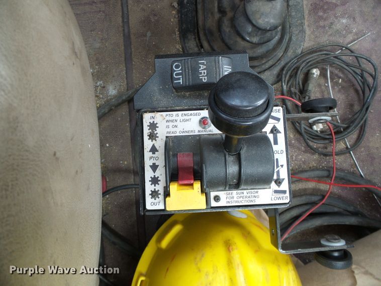 image for item DC5137 2004 International 9400 semi truck