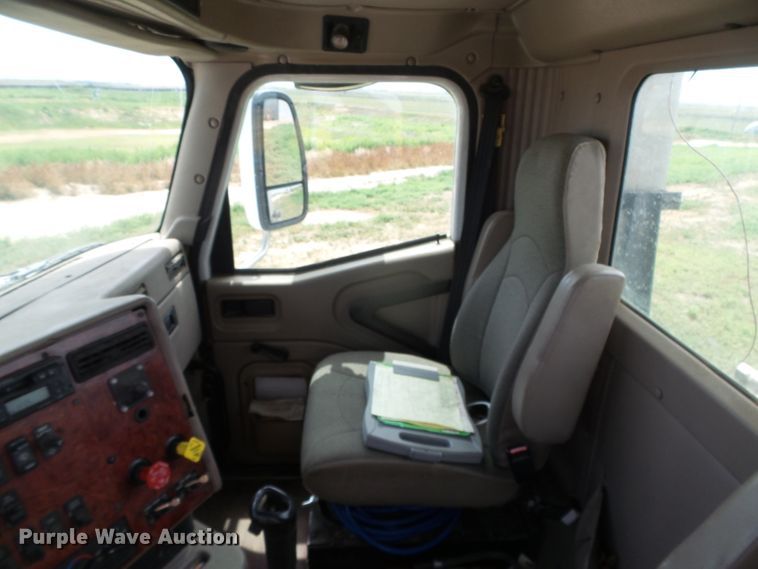 image for item DC5137 2004 International 9400 semi truck