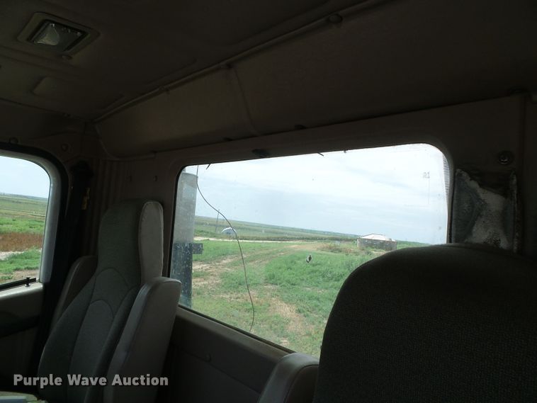 image for item DC5137 2004 International 9400 semi truck