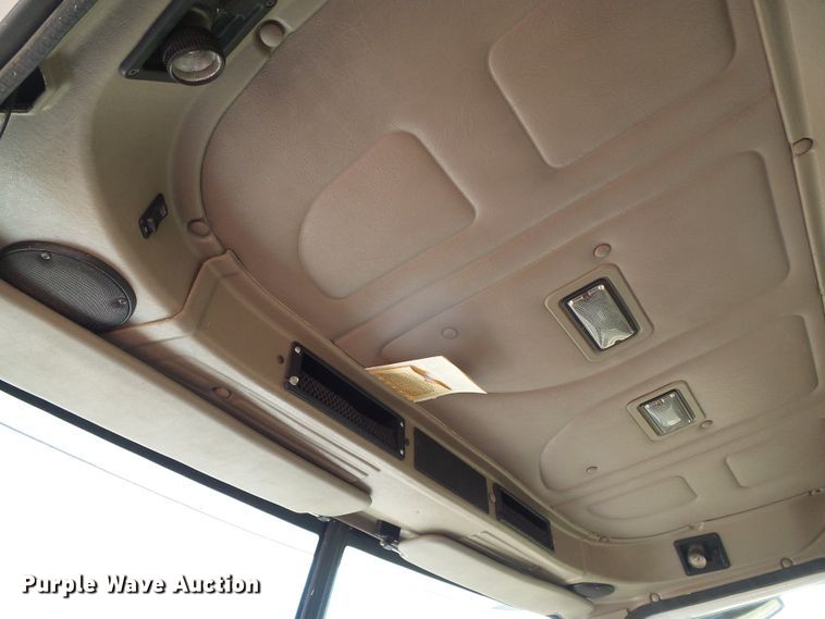 image for item DC5137 2004 International 9400 semi truck